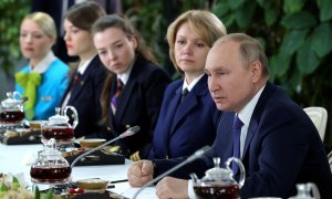 05/03/2022 Vladimir Putin, durante su visita a una escuela de aviación en Moscú (Rusia)