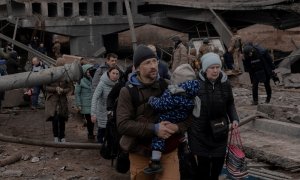 La población de Ucrania evacúa Kiev ante la invasión Rusia.