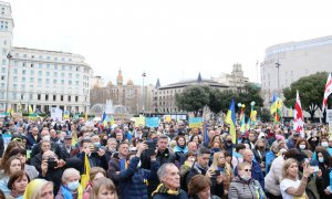 06/03/2022 - Centenars de persones, moltes ucraïneses, s'han aplegat aquest diumenge a la plaça de Catalunya de Barcelona contra la guerra.