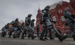 Policías rusos se despliegan antes de una manifestación no autorizada contra la operación especial rusa en Ucrania, en el centro de Moscú, Rusia, el 6 de marzo de 2022.