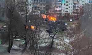 Se ve fuego en Mariupol en una zona residencial después de los bombardeos en medio de la invasión de Rusia.