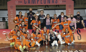 7/3/22 Las jugadoras del Pescador Rubén, celebrando su victoria en la Supercopa de España el pasado 28 de febrero