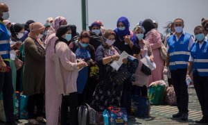 Varias temporeras marroquíes embarcan desde el Muelle Sur del Puerto de Huelva rumbo a Marruecos. Son las primeras temporeras marroquíes atrapadas en Huelva por la crisis del Covid-19 en regresar a su país. En Huelva (Andalucía, España), a 18 de julio de