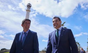 El presidente de la Junta, Juanma Moreno, (d) junto al vicepresidente de la Junta y consejero de Turismo, Juan Marín, (i) durante la rueda de prensa tras Consejo de Gobierno de la Junta de Andalucía en el Monasterio de Santa María de la Rábida, a 8 de mar