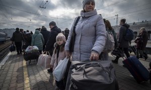 Las familias ucranianas que huyen de la guerra se agolpan en los andenes de la estación de Odesa, donde esperan un tren en dirección a la frontera con Polonia.