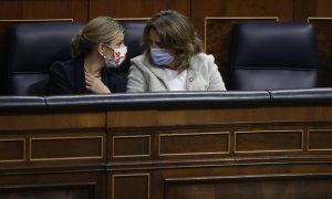 La vicepresidenta segunda y ministra de Trabajo, Yolanda Díaz (i) y la vicepresidenta tercera y ministra de Transición Ecológica, Teresa Ribera (d) durante la sesión de control al ejecutivo este miércoles en el CongresLa vicepresidenta segunda y ministra