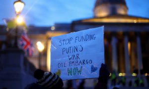 Un manifestante sostiene una pancarta durante una manifestación en apoyo de Ucrania en Trafalgar Square, Londres, este 9 de marzo de 2022.