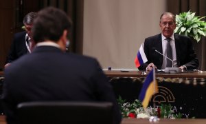 El Ministro de Relaciones Exteriores de Rusia, Sergei Lavrov y el Ministro de Relaciones Exteriores de Ucrania, Dmytro Kuleba.