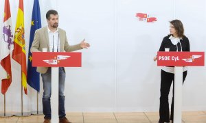 El secretario general del PSOE de Castilla y León y portavoz en las Cortes, Luis Tudanca (i), y la vicesecretaria general del PSOE, Adriana Lastra, comparecen ante la prensa este miércoles para analizar la actualidad política de Castilla y León, en Vallad