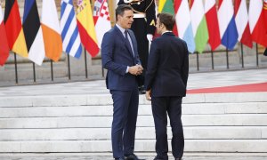 El presidente francés Emmanuel Macron (d) saluda al presidente español, Pedro Sánchez (i) a su llegada a la cumbre de los jefes de Estado y de Gobierno de la Unión Europea en Versalles.