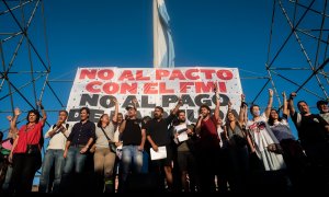 Los manifestantes participan en una protesta contra el acuerdo alcanzado entre el gobierno nacional y el Fondo Monetario Internacional (FMI).