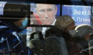 11/03/2022 Un retrato de Vladímir Putin se vislumbra tras los cristales de un autobús que circula por la ciudad de Simferopol, en la península de Crimea (Ucrania)