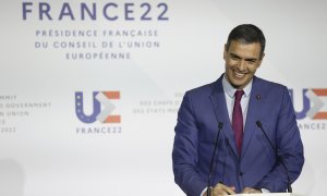El presidente del Gobierno, Pedro Sánchez, en rueda de prensa tras asistir a la cumbre informal de jefes de Estado y Gobierno comunitarios que se celebra en Versalles (Francia).