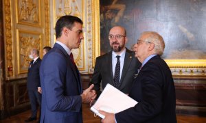 El presidente del Gobierno, Pedro Sánchez (i), conversa con el alto representante para Asuntos Exteriores, Josep Borrell (d), junto al presidente del Consejo Europeo , Charles Michel, este 11 de marzo de 2022 en Versalles.