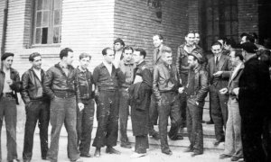 Varios militantes de CNT, UGT e IR y miembros del Consejo de Aragón charlan en Caspe en 1936.