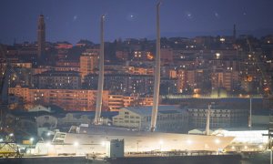 un yate de vela "A" propiedad del oligarca ruso Andrey Melnichenko en Trieste, Italia. El yate de vela “A” es el yate de motor privado asistido por vela más grande del mundo.