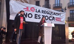 Un moment de l'acte celebrat a la plaça sant Jaume amb una de les intervencions.