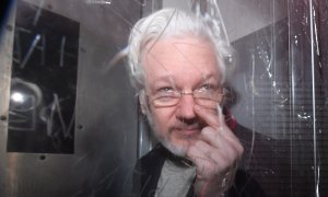El fundador de Wikileaks, Julian Assange, abandona el Tribunal de Magistrados de Westminster, donde compareció para una audiencia administrativa sobre su extradición a los Estados Unidos