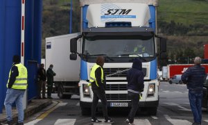 La Ertzaintza controla este lunes los accesos de camiones a Aparkabisa en Sestao (Bizkaia), donde un grupo de piquetes informa desde primera hora a los conductores sobre la llamada al paro indefinido.