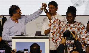 Gustavo Petro celebra su victoria en la consulta del Pacto Histórico para elegir candidato presidencial junto a Francia Márquez y Camilo Romero.