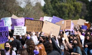 14/03/2022. Varias mujeres con carteles participan en una manifestación estudiantil feminista por el 8M.