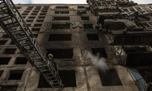 Un bombero de Kiev durante su intervención en un edificio de viviendas bombardeado este lunes a las afueras de la capital ucraniana.