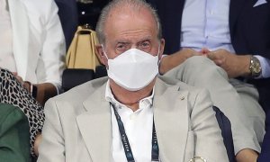 Juan Carlos I, fotografiado el pasado 17 de diciembre durante un partido de tenis en Abu Dhabi, donde le ha frecuentado su viejo amigo Abdul Rahman El Assir, también residente en ese país. ALI HAIDER / EFE