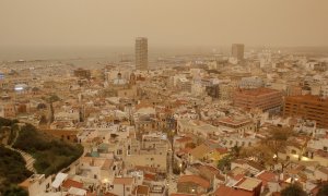 La ciudad de Alancant bajo los efectos de la calima. El fenómeno de polvo en suspensión procedente del desierto del Sahara afecta a varias zonas de la península.