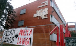 15/03/2022-El exterior del instituto Sobrequés de Girona este martes, con una pancarta reinvidicativa reclamando sumarse a la huelga