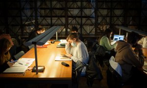 Varias personas en la sala de estudios de la Facultad de Filología y Comunicación Universidad de Barcelona, a 10 de enero de 2022, en Barcelona, Catalunya.