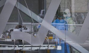 Sanitarios con traje EPI durante el ingreso de un paciente covid-19 al nuevo Hospital de Emergencia Covid-19. En Sevilla (Andalucía, España), a 01 de febrero de 2021.