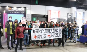 Un grup de docents irromp al Saló de l'Ensenyament de Barcelona, on hi ha prevista la compareixença del conseller d'Educació, Josep González Cambray, en el marc de la segona jornada de la vaga educativa.