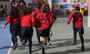 (10/02/2022) Un grupo de niñas y niños corren en el patio del colegio.