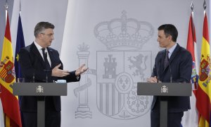 El presidente del Gobierno, Pedro Sánchez (d) y el primer ministro de la República de Croacia, Andrej Plenković (i) durante la rueda de prensa tras su encuentro en el Palacio de la Moncloa este miércoles.