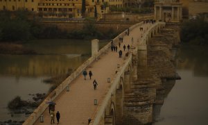 16/03/2022-Vista del Puente Romano de Córdoba este miércoles cubierto por el barro que ha dejado la calima