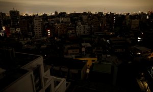 Se ven casas y edificios en un paro eléctrico en el área después de un terremoto en el distrito de Toshima en Tokio.
