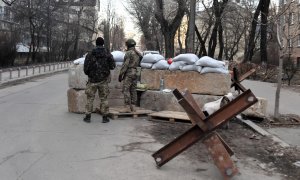 Punto de bloqueo ucraniano en una calle de Kiev.