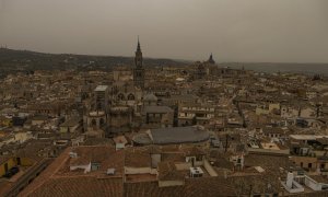 16/03/2022-Vista de cielo cubierto de polvo del Sahara por la calima sobre Toledo, este miércoles