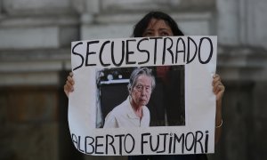 Simpatizantes del expresidente Alberto Fujimori se manifiestan este jueves 17 de marzo de 2022 frente al Tribunal Constitucional en Lima.