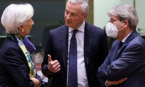 La presidenta del BCE, Christine Lagarde (i), conversa con el ministro de Finanzas frances, Bruno Le Maire (c), y el comisario de Economía de la UE, Paolo Gentiloni, en la última reunión del Eurogrupo en Bruselas. REUTERS/Yves Herman