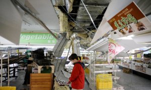 Una mujer en una tienda de la ciudad de Shiroishi, en la prefectura de Miyagi, afectada por el terremoto, a miércoles 16 de marzo.