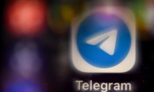 En esta foto de archivo tomada el 8 de noviembre de 2021 del logotipo del servicio de llamadas y mensajes móviles Telegram en la pantalla de un teléfono inteligente en Moscú.