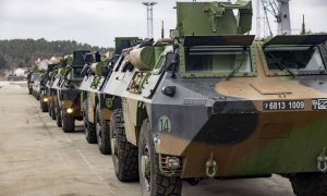 Los vehículos blindados de la brigada de la fuerza de reacción rápida de la OTAN en Noruega para el ejercicio militar Cold Response 22 llegan a Borg Havn en Fredrikstad, Noruega, el 10 de marzo de 2022