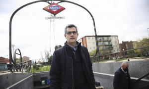 El ministro de Presidencia, Félix Bolaños (c), sale de la estación de metro de Colonia Jardín de camino a visitar el Corredor Ecológico del Suroeste, este sábado en Madrid.