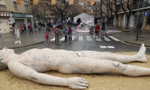 Otra de las obras de la artista Anna Ruiz Sospedra para una falla de València, en esta ocasión la figura de un hombre desnudo tumbado en el suelo, ha sufrido también daños en la zona genital y una pierna, por golpes en un nuevo acto vandálico.