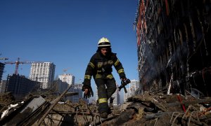 Un bombero camina a través de los escombros en el lugar de un bombardeo en un centro comercial mientras de Kiev, Ucrania, el 21 de marzo de 2022.