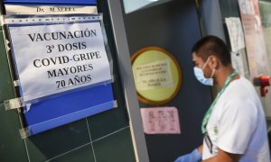 Un enfermero entra en una sala donde se administran vacunas contra la gripe y terceras dosis de la vacuna contra el Covid-19, en el Centro de Salud Plaza Segovia, a 27 de octubre de 2021, en Valencia, Comunidad Valenciana (España).