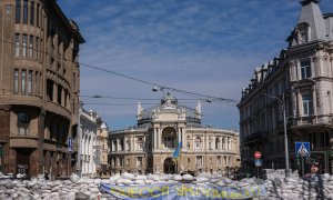 El Teatro Académico Nacional de Ópera y Ballet de Odessa y uno de los símbolos de la ciudad detrás de una barricada con un cartel que dice "¡Odesa es Ucrania!".