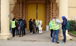 Diverses persones concentrades a les portes del pavelló 7 de Fira de Barcelona