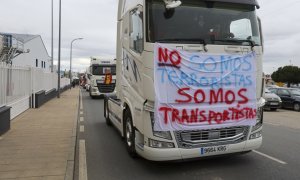 Una caravana de unos 50 camiones y vehículos de transporte ha circulado este lunes por la autovía A-66 entre el polígono del Montalvo y el polígono de Villares de la Reina a modo de protesta por la situación que esta atravesando el sector.